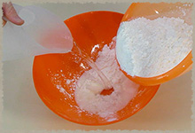 Uniendo almidón con agua en el envase